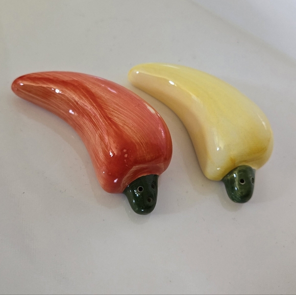 Chili Pepper Shape Salt and Pepper Shaker Set Yellow Red Ceramic - Picture 6 of 7